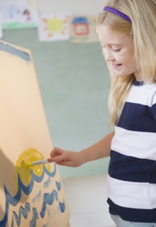 USA, New Jersey, Jersey City, Girl (8-9) painting. Photo : Jamie Grill Photography