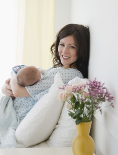 USA, New Jersey, Jersey City, Mother laying in bed with baby daughter (2-5 months). Photo : Jamie