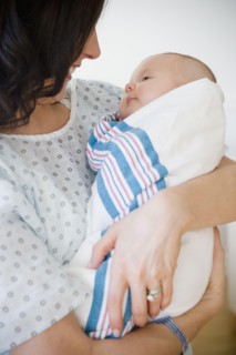 USA, New Jersey, Jersey City, Portrait of mother embracing baby girl (2-5 months). Photo : Jamie