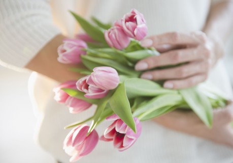 USA, New Jersey, Jersey City, Woman's hands holding bunch of pink tulips. Photo : Jamie Grill