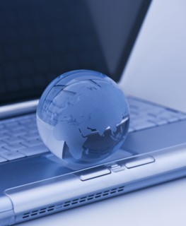 USA, New Jersey, Jersey City, Close-up view of blue laptop and globe. Photo : Daniel Grill