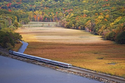 USA, New York, Bear Mountain, train going along lakeshore. Photo : fotog