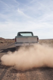 USA, Arizona, Winslow, Pick-up truck driving. Photo : David Engelhardt