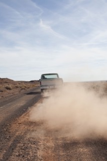 USA, Arizona, Winslow, Pick-up truck driving. Photo : David Engelhardt