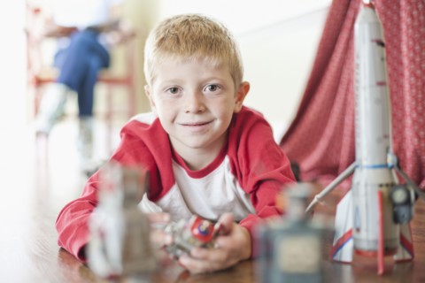 USA, Utah, Boy (6-7) playing on floor. Photo : Tim Pannell