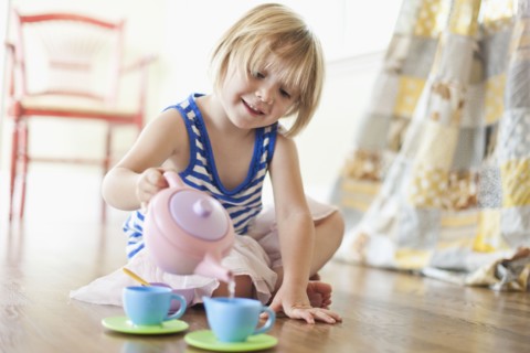 USA, Utah, Girl (2-3) playing on floor. Photo : Tim Pannell