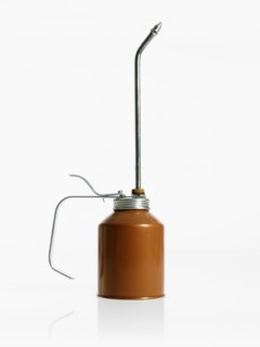 Studio shot of oil can. Photo : David Arky