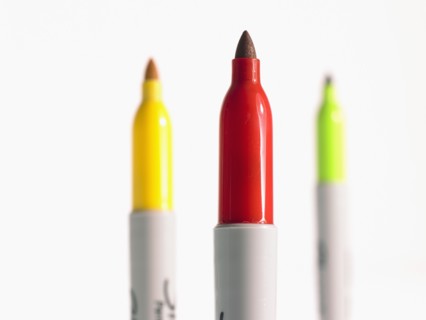 Studio shot red, green and yellow felt-tip pen. Photo : David Arky