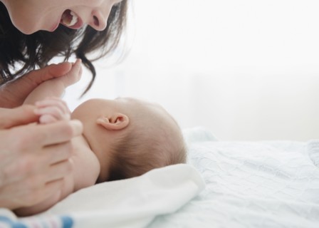 USA, New Jersey, Jersey City, Mother laughing over baby girl (2-5 months). Photo : Jamie Grill