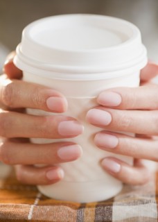 USA, New Jersey, Jersey City, Close-up view of woman's hands holding takeaway coffee. Photo : Jamie