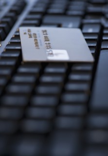 USA, New Jersey, Jersey City, Close-up view of computer keyboard and credit card. Photo : Daniel