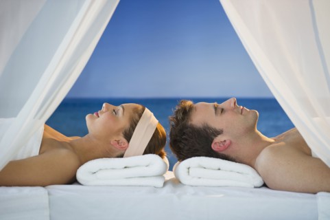 USA, New Jersey, Jersey City, Portrait of young couple lying in spa .