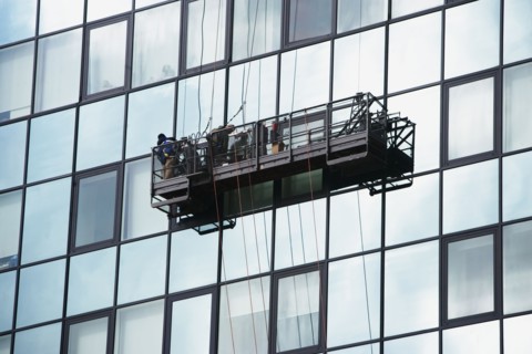 USA, New York City, Manhattan, window cleaning platform on building. Photo : fotog