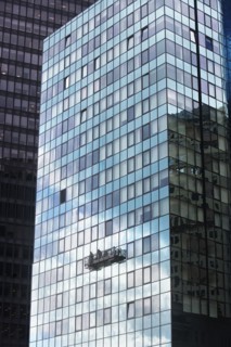 USA, New York City, Manhattan, window cleaning platform on building. Photo : fotog