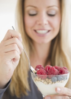 USA, New Jersey, Jersey City, Young attractive woman eating ice cream. Photo : Jamie Grill
