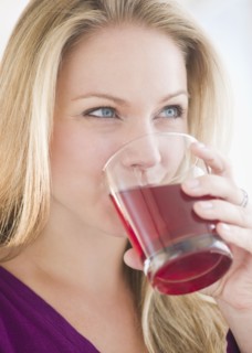 USA, New Jersey, Jersey City, Young attractive woman drinking juice. Photo : Jamie Grill