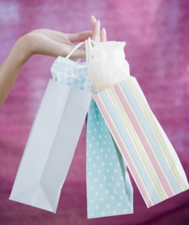 USA, New Jersey, Jersey City, Close-up view of woman's hand holding shopping bags. Photo : Jamie
