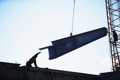 USA, New York City, girder being lifted at construction site. Photo : fotog