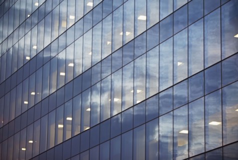 USA, New York, Long Island City, glass facade of office building. Photo : fotog