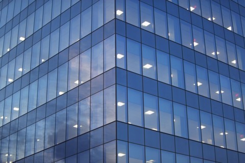USA, New York, Long Island City, glass facade of office building. Photo : fotog