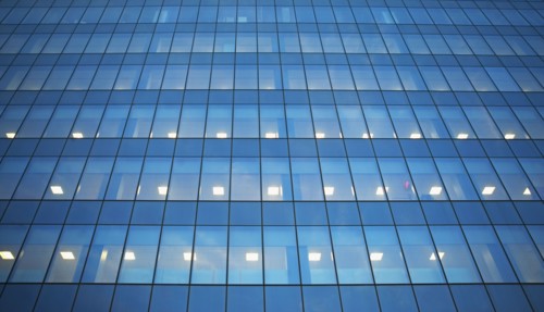 USA, New York, Long Island City, glass facade of office building. Photo : fotog