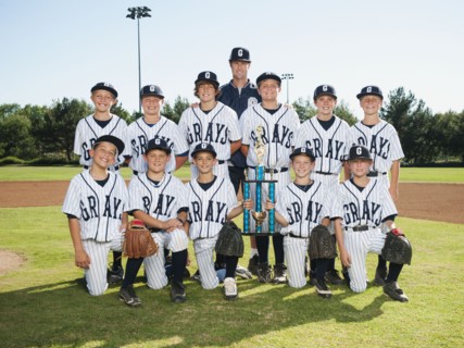USA, California, Ladera Ranch, portrait of little league players (aged 10-11).