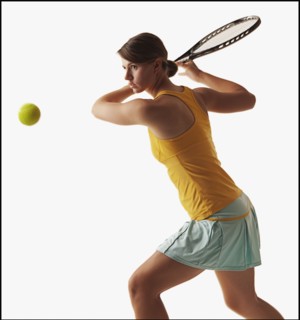 Young woman playing tennis. Photo : Mike Kemp