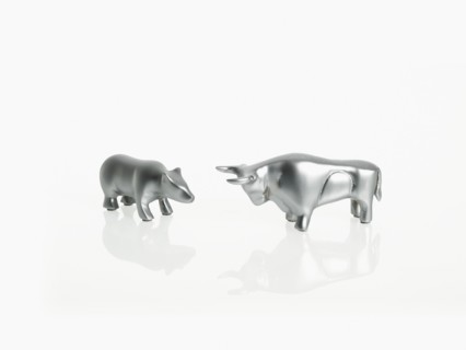 Studio shot of silver figurines of bull and bear. Photo : David Arky