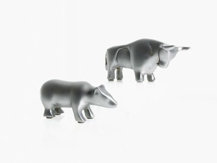 Studio shot of silver figurines of bull and bear. Photo : David Arky