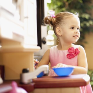 USA, Arizona, Chandler, Girl (2-3) wearing pink dress playing outdoors. Photo : FBP