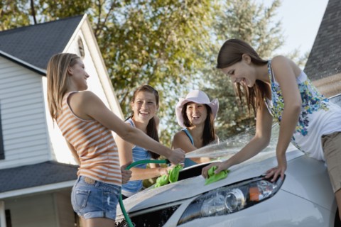 USA, Utah, Provo, Teenage girls (16-17) and young women watching car. Photo : FBP