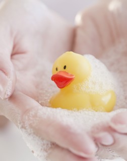 USA, New Jersey, Jersey City, Woman's hand covered with holding rubber duck. Photo : Jamie Grill