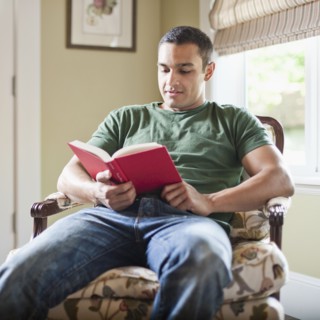 USA, Utah, Young man reading book. Photo : Tim Pannell