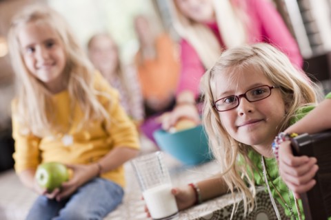 USA, Utah, family portrait of sisters (6-7, 8-9, 12-13, 14-15, 16-17) at table. Photo : Tim Pannell