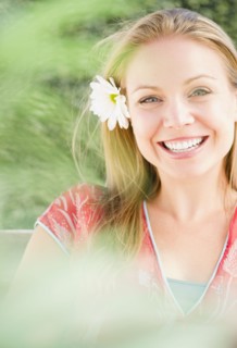 USA, New Jersey, Jersey City, Outdoor portrait of attractive young woman. Photo : Jamie Grill
