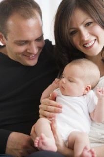 USA, New Jersey, Jersey City, Portrait of family with baby girl (2-5 months). Photo : Jamie Grill
