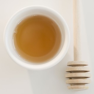 USA, New Jersey, Jersey City, Close-up view of honey and honey spoon. Photo : Jamie Grill