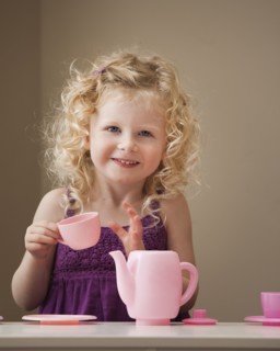 USA, Utah, Lehi, girl (2-3) playing with toy crockery . Photo : Mike Kemp