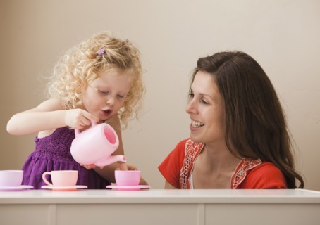 USA, Utah, Lehi, mother and daughter (2-30 having tea. Photo : Mike Kemp
