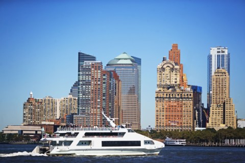 USA, New York City, Manhattan, Battery Park skyline with yacht. Photo : fotog