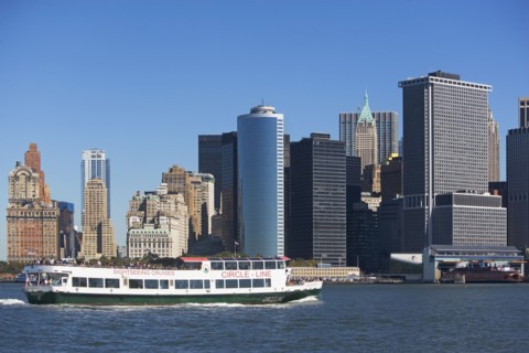 USA, New York City, Manhattan skyline with ferry. Photo : fotog