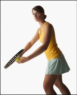 Young woman playing tennis. Photo : Mike Kemp