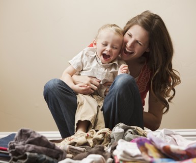 USA, Utah, Lehi, mother embracing son (18-23 months). Photo : Mike Kemp