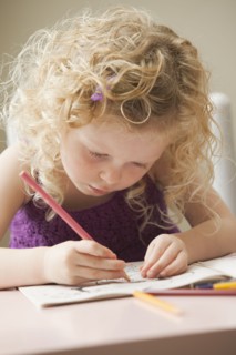 USA, Utah, Lehi, girl (2-3) drawing. Photo : Mike Kemp