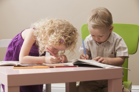 USA, Utah, Lehi, girl (2-30 and boy (18-23 months) drawing together. Photo : Mike Kemp