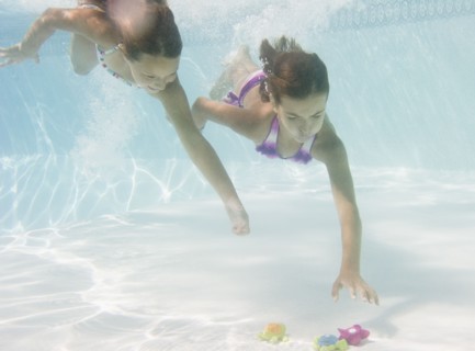 USA, New York, Girls (10-11, 10-11) in swimming pool. Photo : Jamie Grill Photography