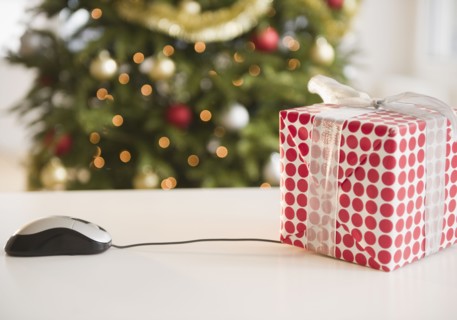 Computer mouse connected to Christmas gift. Photo : Jamie Grill Photography
