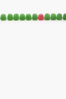 Line of green jellies and one red. Photo : FBP