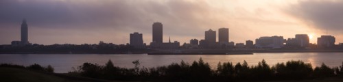 USA, Louisiana, Baton Rouge, City skyline over Mississippi River at sunrise. Photo : Henryk Sadura