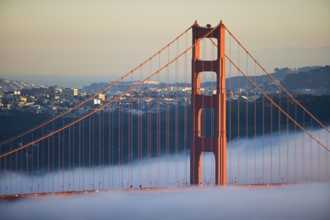 USA, California, San Francisco, Golden Gate Bridge in fog. Photo : Noah Clayton